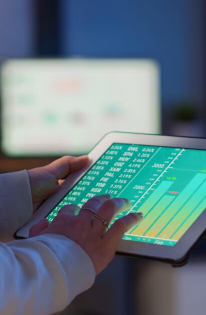 Technical diagram of a dynamic pricing engine for WooCommerce B2B portals.